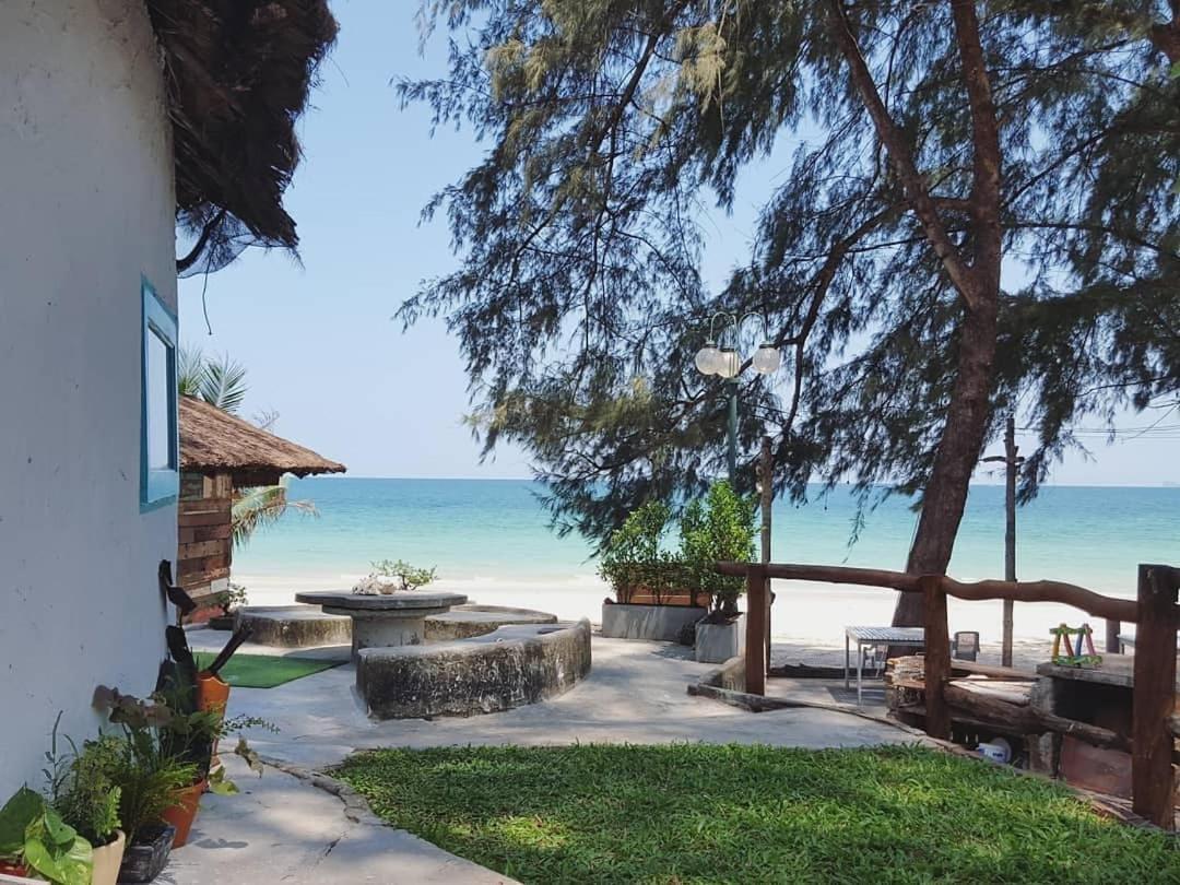 Maliblues Bed & Art Gallery Chumphon Exterior foto